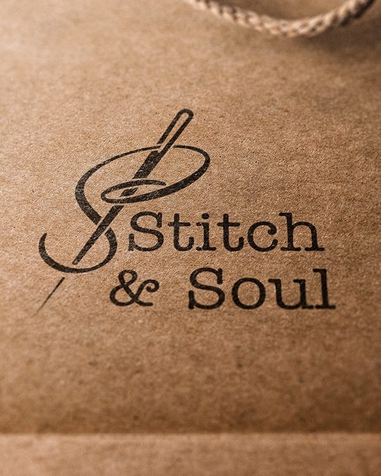 a képen egy papírtáska látható a stitch and soul márka logójával megnyomtatva