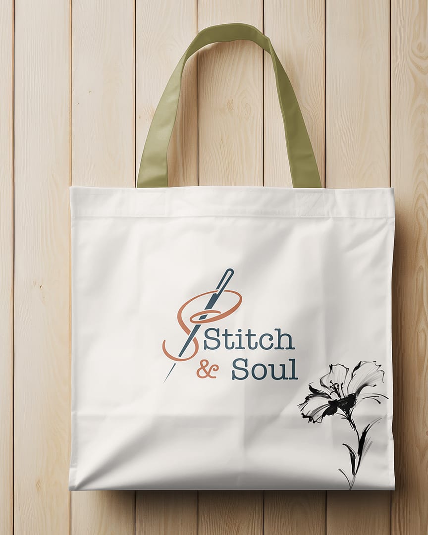 Egy trendi textiltáska, melyen egy fekete virág látható, és a StichAndSoul logója