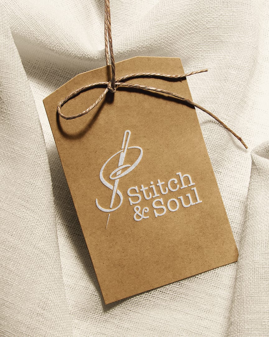 Egy ruhacímke látható, fehérrel megnyomtatott márkafelirattal.